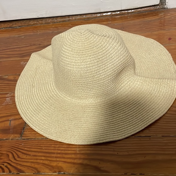 H&M Sparkly Gold Sunhat - Picture 2 of 4